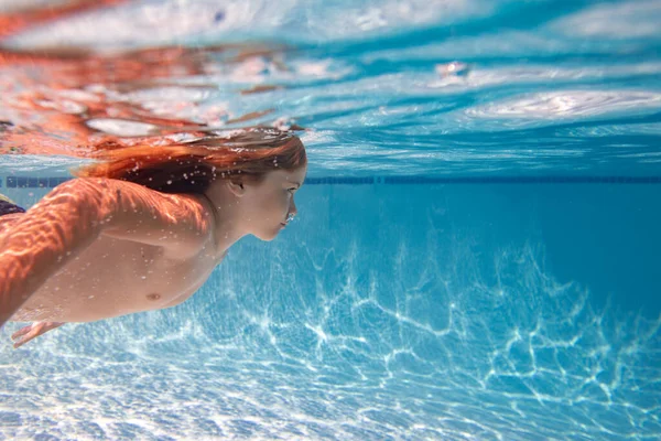 Dziecko Nurkuje Wodzie Basenie Mały Dzieciak Pływa Pod Wodą Basenie — Zdjęcie stockowe