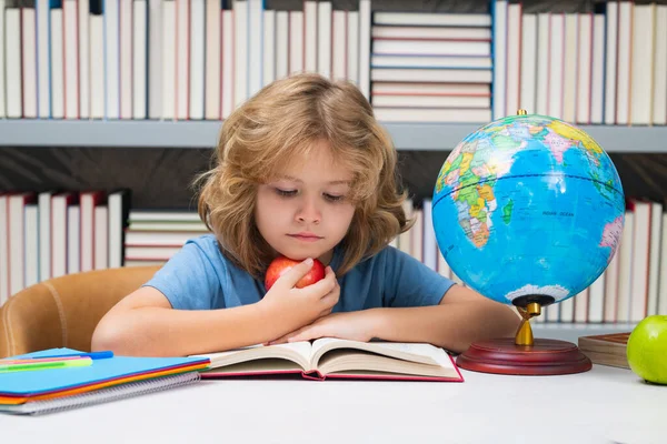 Schooljongen Met Boeken Appel Bibliotheek Terug Naar School Grappig Jongetje — Stockfoto