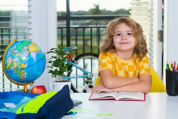 Una Studentessa Che Compiti Casa Libro Bambini Ritratto Studente Nerd — Foto Stock