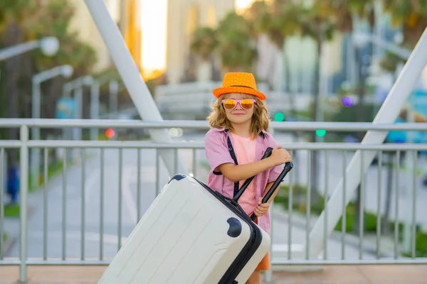 Niño Con Una Maleta Vacaciones Turista Vacaciones Concepto Viaje Para —  Fotos de Stock