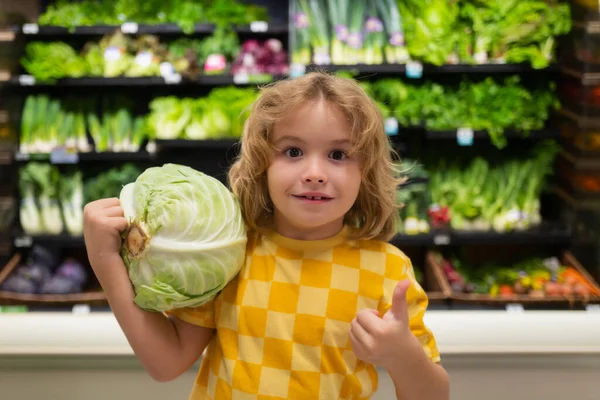 Dítě Zelím Dítě Vybírá Ovoce Zeleninu Při Nákupech Zeleninovém Supermarketu — Stock fotografie