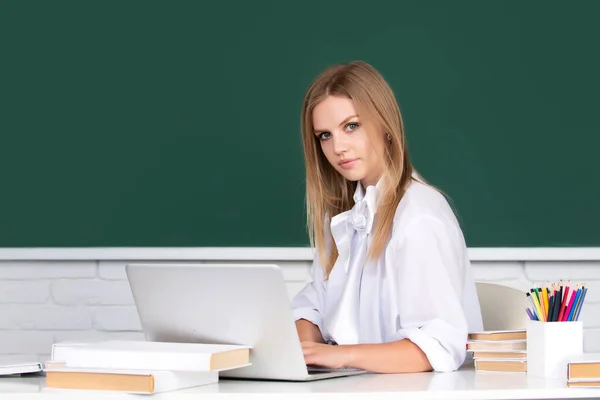 可爱的少女 在校学生写笔记 在线观看视频网络研讨会 在笔记本电脑上学习 在大学课堂上成功的女生 — 图库照片