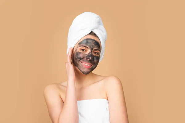 Obličejová Černá Bahenní Maska Krásná Žena Maskou Obličeji Kosmetické Černé — Stock fotografie