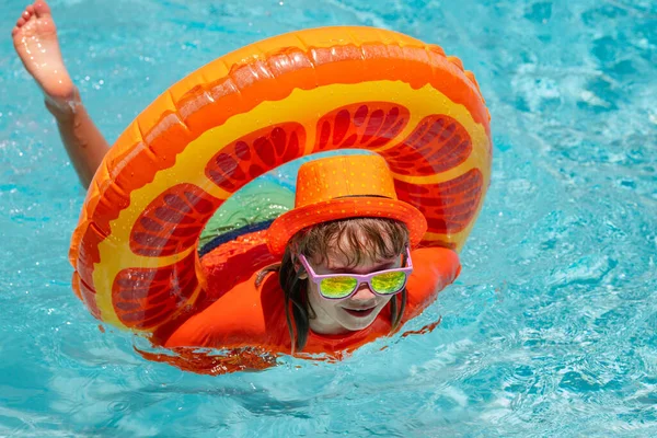 Rapaz Relaxar Piscina Criança Nadando Piscina Água Atividade Para Crianças — Fotografia de Stock