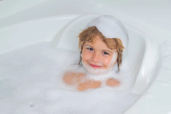 孩子们脸上都是泡沫小孩在泡沫浴池里洗澡 — 图库照片