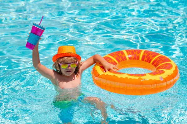 Παιδί Στην Πισίνα Φουσκωτό Δαχτυλίδι Παιδιά Κολυμπούν Πορτοκαλί Νερό Παιχνίδι — Φωτογραφία Αρχείου