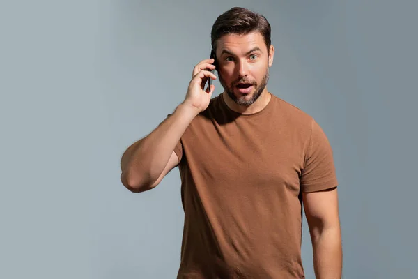 Zadowolony Biznesmen Rozmawiający Przez Telefon Reklamowa Aplikacja Mobilna Biznesmen Ubraniach — Zdjęcie stockowe