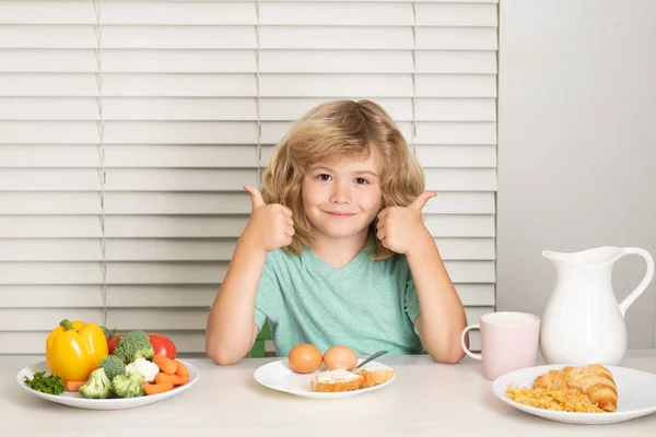 Jongetje Dat Gezonde Groenten Eet Ontbijt Met Melk Fruit Groenten — Stockfoto
