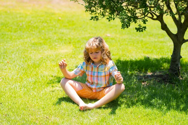 Niño Está Meditando Sobre Hierba Verde Parque Con Los Ojos — Foto de Stock