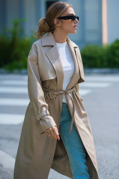 Divatos Kabát High Fashion Modell Sétál Város Utcáján Csajos Divat — Stock Fotó