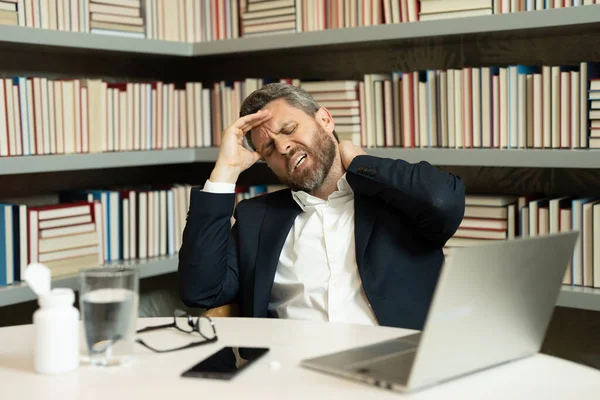 Överarbetad Man Med Migrän Huvudet Trött Uttråkad Man Har Kontorssyndrom — Stockfoto