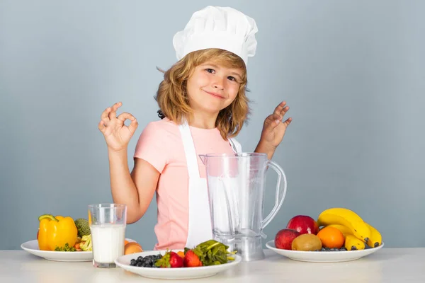 Μαγειρεύω Παιδιά Παιδί Σεφ Που Φτιάχνει Φρέσκα Λαχανικά Για Υγιεινό — Φωτογραφία Αρχείου