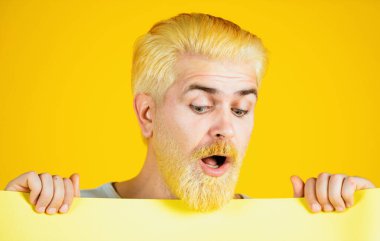 Elinde boş bir kart tutan adam. Boş, boş kağıt, metin için kopyalama alanı olan ilan panosu