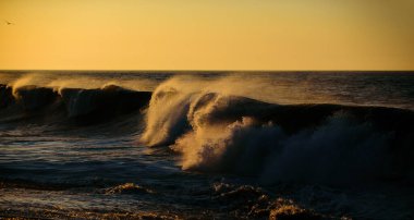 Okyanus ya da deniz fırtınası konsepti. Tropik sahilde gün doğumu. Gün batımı manzarası. Sahilde gün doğumu, gün batımı manzarası. Gündoğumu manzarası