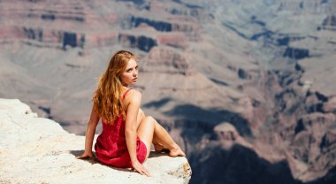 ABD seyahati. American Grand Canyon 'daki kadın. Genç bir bayan milli parkın manzarasını seyrediyor. Seyahat ve macera konsepti