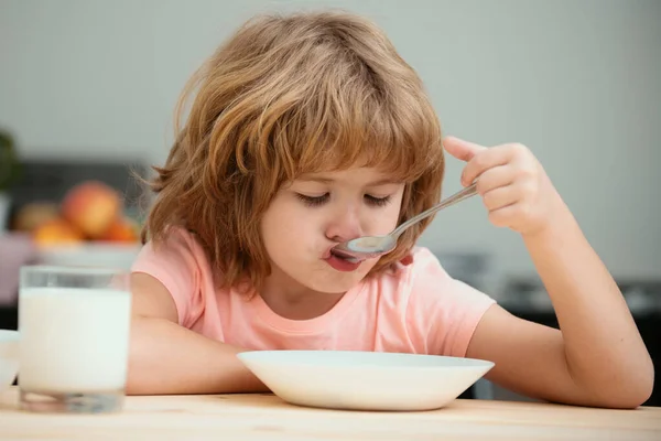 Niño Comiendo Alimentos Saludables Lindo Niño Teniendo Sopa Para Almuerzo — Foto de Stock