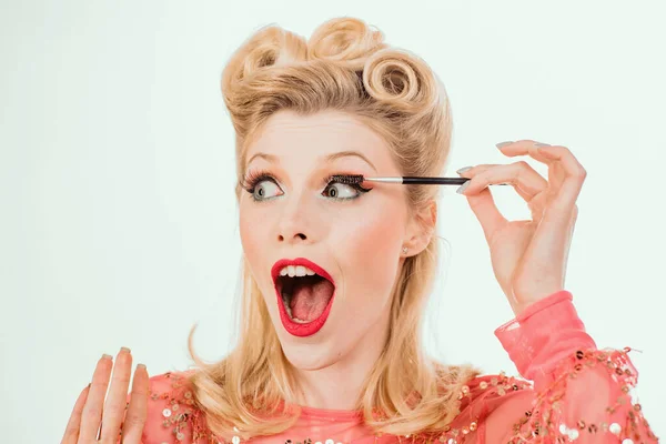 Maquillaje Pinup Mujer Divertida Obtiene Procedimiento Corrección Cejas Mujer Joven —  Fotos de Stock