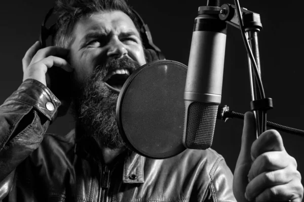 Muž Mikrofonem Zpívající Píseň Hudebník Hudebním Sále Vtipálek Zpívající Karaoke — Stock fotografie