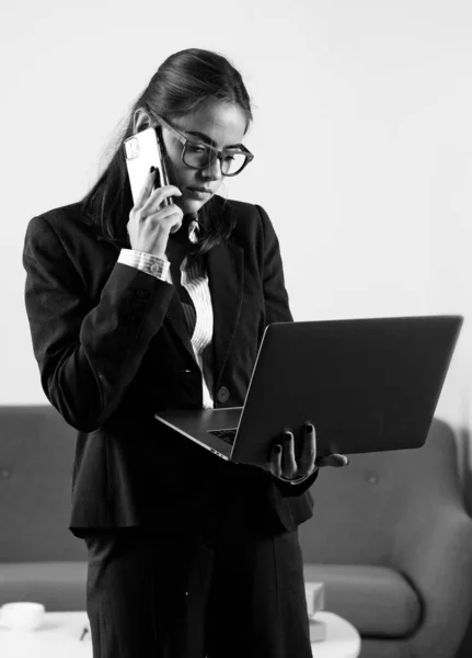 Una Empresaria Seria Contestando Teléfono Escritorio Oficina Joven Mujer Negocios — Foto de Stock