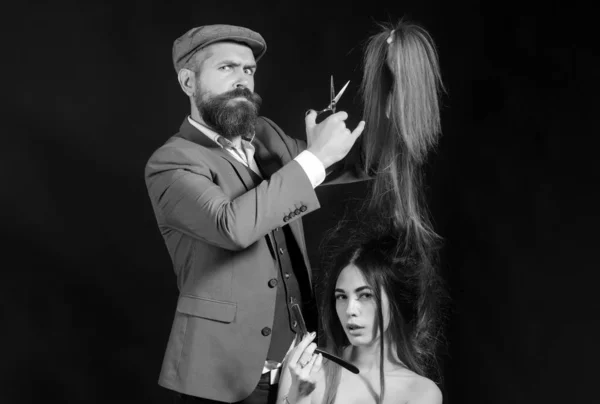 Forbici Barbiere Parrucchiere Rende Acconciatura Una Donna Con Capelli Lunghi — Foto Stock