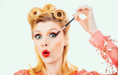 Güzel kaşlar yakın çekim. Mükemmel kaşlar, kaş jölesi. Kaş ve kirpikleri birbirine yakın tutun..