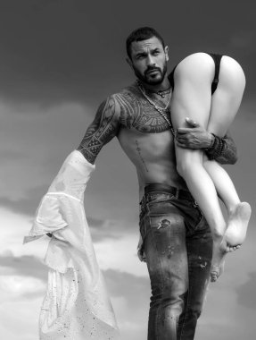 Adam kadınını taşıyor. Latin yakışıklı adam ve seksi eşek. Erotica