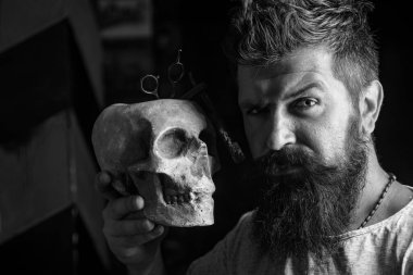 Berber makası ve düz jilet. Tıraş örüntörüyle stil yapıyor. Berber makası. Berber - Tıraş ve Süsler. Sakal şekillendirme kesimi. Saç Stilisti ve Berber