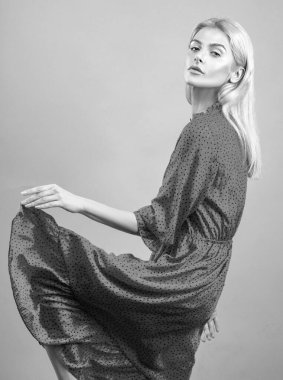 Dans elbisesi. Muhteşem genç dansçı kırmızı elbise giyiyor.