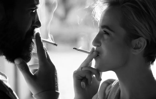 カップルは静かな中でタバコを吸う場所を見つけます 煙の息を楽しんで喫煙習慣 タバコ産業 タバコを吸う女性都会の背景 喫煙をリラックスするための一時停止 — ストック写真