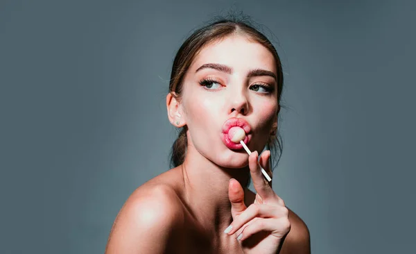 Chica Lamiendo Dulces Modelo Piruleta Los Labios Una Mujer Chupando — Foto de Stock