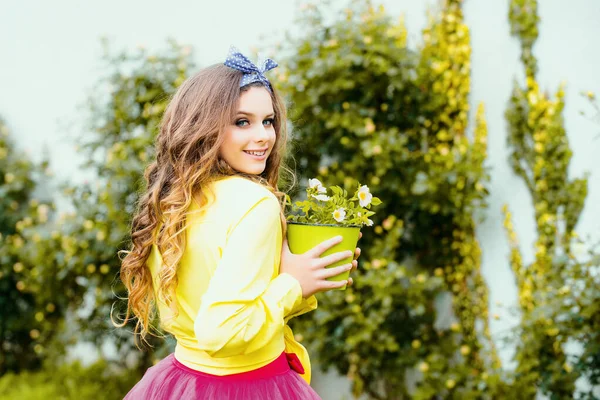 Νεαρό Κορίτσι Έφηβος Περπάτημα Μυστρί Κήπο Και Γλάστρα Λουλούδι Ηλιόλουστη — Φωτογραφία Αρχείου