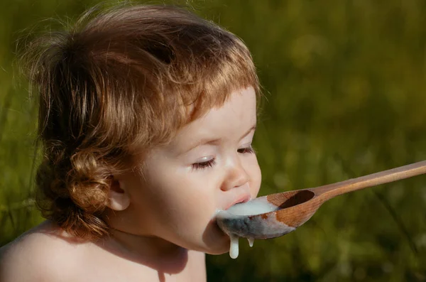 Funny Baby Park Eats Herself Big Wooden Spoon Blurred Nature — Stock Photo, Image