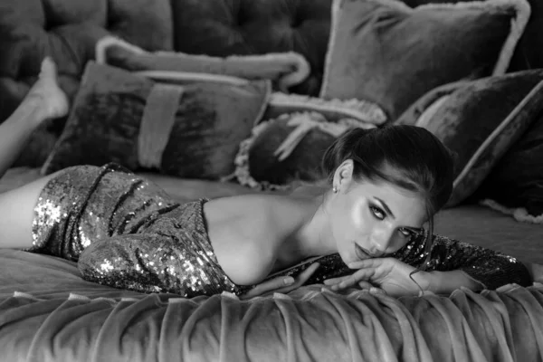 Елегантна Красива Жінка Лежить Ліжку Молода Брюнетка Леді Чудовому Платті — стокове фото