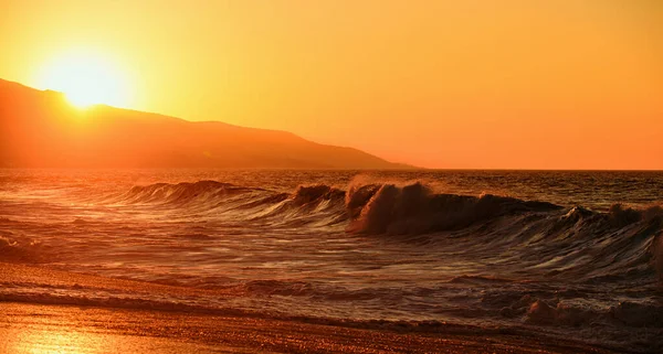 Céu Dourado Água Mar Praia Tropical Com Onda Suave Céu — Fotografia de Stock