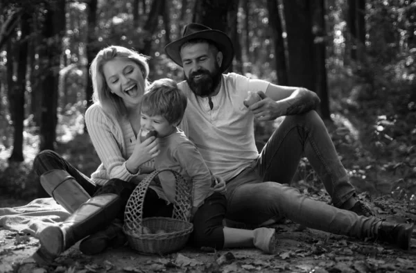 Hora Lanche Família Feliz Com Garoto Relaxando Enquanto Caminhava Floresta — Fotografia de Stock