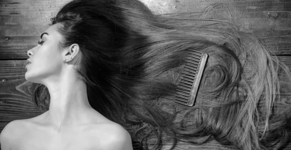 Módní Sestřih Kadeřnictví Salon Žena Krásnými Dlouhými Vlasy Dřevěném Pozadí — Stock fotografie