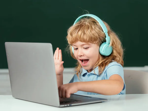 Kulaklıklı Küçük Bir Çocuk Okulda Bilgisayar Dersleri Izliyor Kulaklıklı Bir — Stok fotoğraf