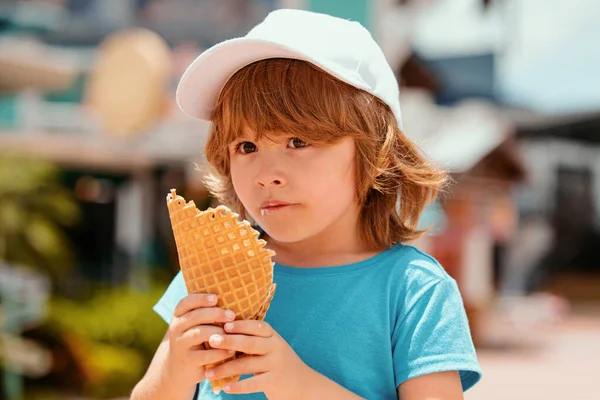 Παιδί Τρώει Παγωτό Ευτυχισμένο Μικρό Παιδί Τρώει Παγωτό Στο Φόντο — Φωτογραφία Αρχείου