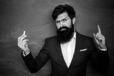 İyi öğretmenler öğretmekten hoşlanır. Eğitim ve öğrenim insanları kavramı - kadın öğretmen tahtaya yakın. Okula dön ve mutlu ol.