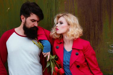 Aşk hikayesinin başında bir çift sevgili. Birbirine aşık çiftler kucaklaşır ve duygularını paylaşır.