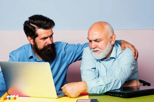 Due Uomini Affari Che Usano Computer Insieme Parlare Notizie Film — Foto Stock