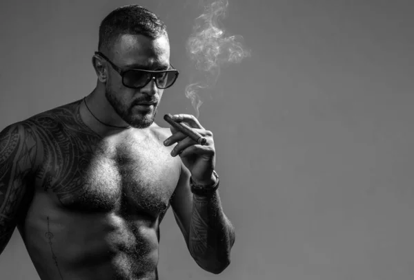 Teurer Tabak Zigarrenraucher Genießen Den Moment Des Lebens Bärtige Muskulöse — Stockfoto