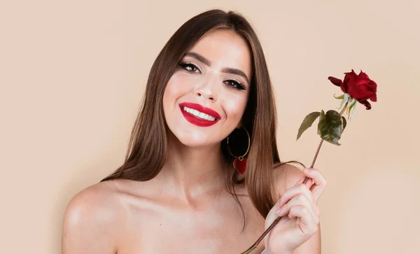 Piękno Romantyczne Uśmiechnięta Kobieta Czerwonymi Kwiatami Róż Piękny Luksusowy Makijaż — Zdjęcie stockowe