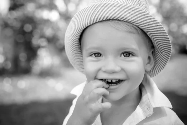 Мальчик Зеленом Фоне Парка Природе Портрет Изумленного Милого Мальчика Вьющимися — стоковое фото