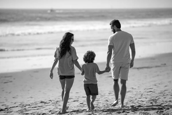 Семья Пляже Люди Веселятся Летних Каникулах Отец Мать Ребенок Держатся — стоковое фото