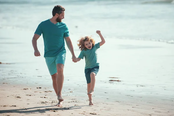 Pai Filho Correndo Praia Verão Conceito Família Feliz — Fotografia de Stock