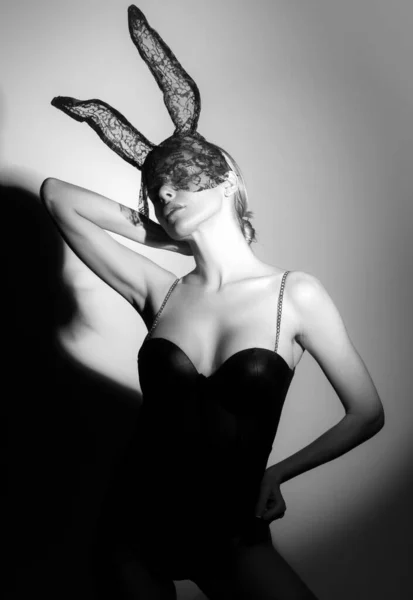 Красива Сексуальна Жінка Великими Грудьми Носить Карнавальну Чорну Маску Великоднього — стокове фото
