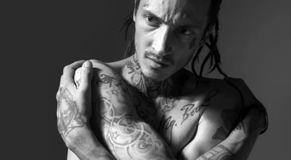 Bonito Homem Tatuado Moda Tatuagem Homem Brutalidade — Fotografia de Stock