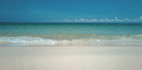 Błękit Oceanu Tło Delikatna Fala Błękitnego Oceanu Piaszczystej Plaży Piękna — Zdjęcie stockowe