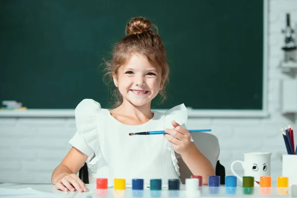 Dziewczynka Szkole Rysuje Farbami Kreatywność Dzieci Zabawne Emocje Dzieci — Zdjęcie stockowe